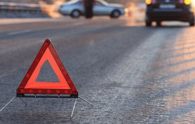 На трассе Львов-Ужгород автомобиль сбил дорожных работников: один из них погиб, второй - в больнице