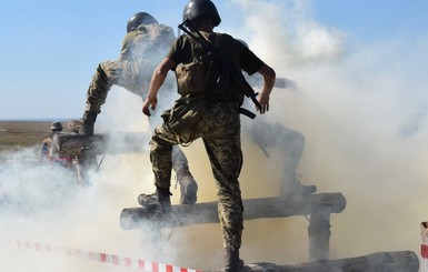 В Донбассе подорвался военный