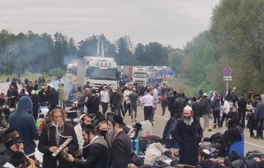 Хасиды на границе Украины: Будем стоять, пока нас не пропустят!