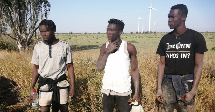 Трое гвинейцев-нелегалов проявили чудеса смелости и изобретательности, чтобы попасть в Украину