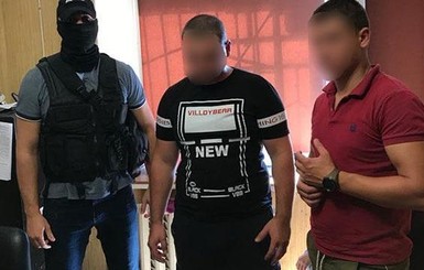 В Одессе двое мужчин напали на полицейского и отобрали пистолет