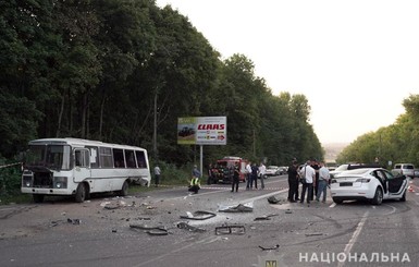 В Хмельницком - ДТП с участием автобуса и Tesla, пострадали восемь человек