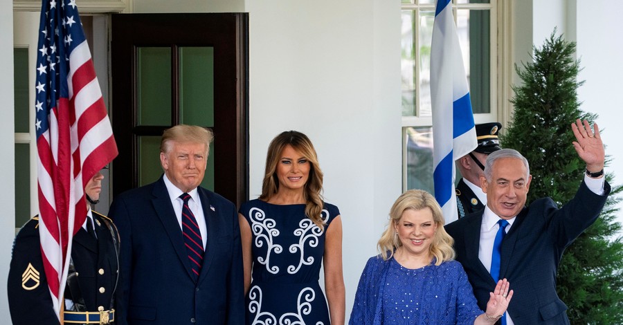 Мелания Трамп в платье от Prada, а Сара Нетаньяху – в васильковом ансамбле: жены политиков встретились в Белом доме