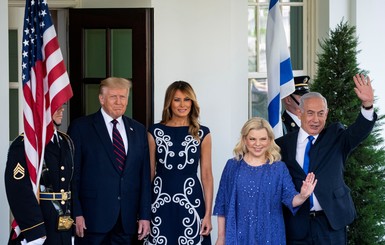 Мелания Трамп в платье от Prada, а Сара Нетаньяху – в васильковом ансамбле: жены политиков встретились в Белом доме