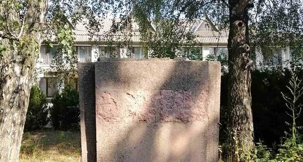 В Полтавской области снесли последний в Украине памятник Фридриху Энгельсу