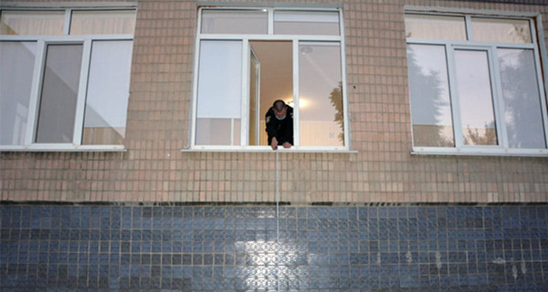 В Хмельницком малыш выпал из окна в детском саду, у него - тяжелые травмы головы