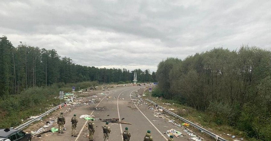 Геращенко показал горы мусора на КПП 