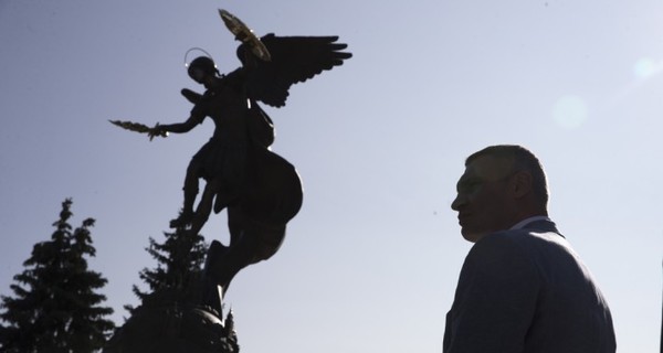 Мы чтим киевских защитников, - мэр Кличко открыл фонтан со скульптурной композицией с Архистратигом Михаилом