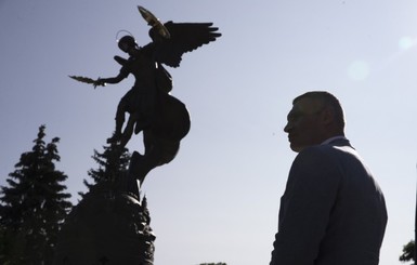 Мы чтим киевских защитников, - мэр Кличко открыл фонтан со скульптурной композицией с Архистратигом Михаилом