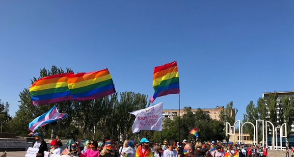 В Запорожье впервые прошла ЛГБТ-акция, на ней сыграли три 