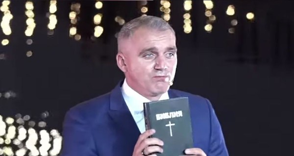 Мэр Николаева пришел на телешоу с Библией и поклялся на ней, что он не воровал