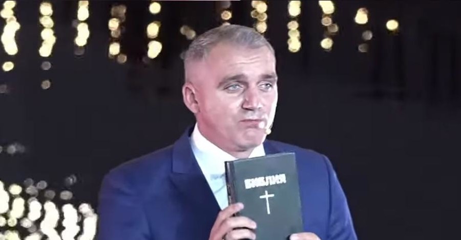 Мэр Николаева пришел на телешоу с Библией и поклялся на ней, что он не воровал