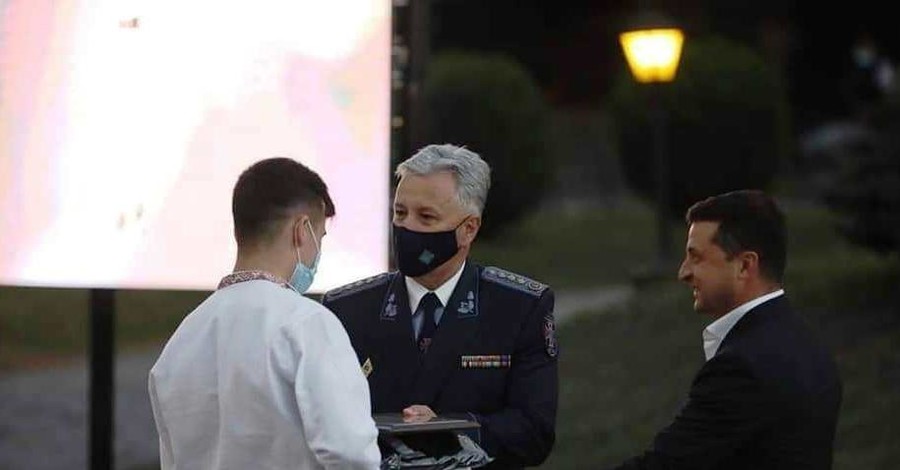 Зеленский наградил школьника из Одессы, который спас мужчину