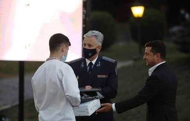 Зеленский наградил школьника из Одессы, который спас мужчину