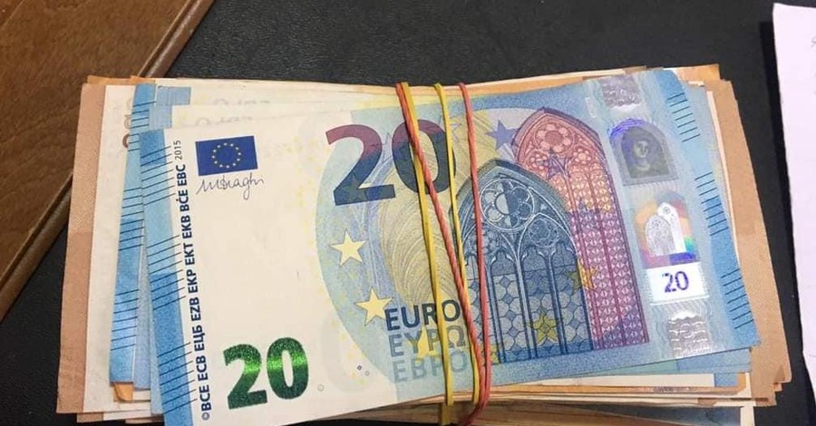 Начальник Госпогранслужбы вступился за подчиненных, которые нашли пачку евро на границе с Румынией и не присвоили их 