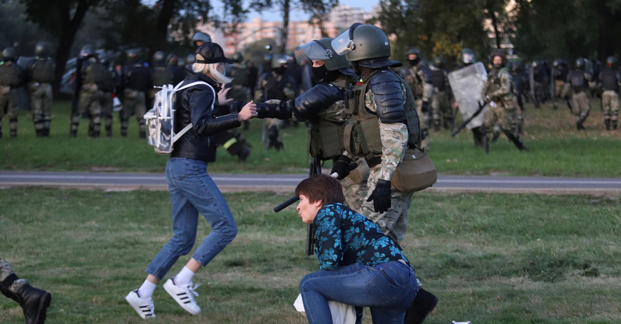 В Минске начали задерживать людей, вышедших в день 