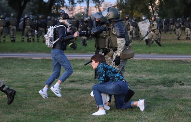 В Минске начали задерживать людей, вышедших в день 