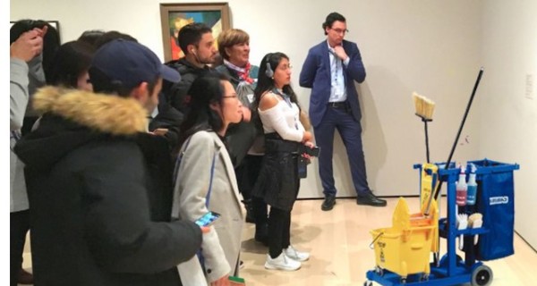 Уборщица-украинка случайно создала в музее Праги произведение искусства, которое оценили в 910 тысяч долларов