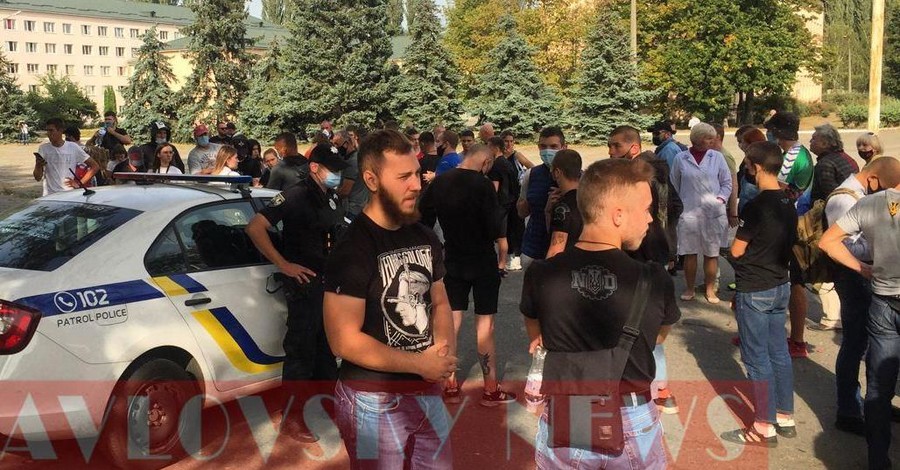 Беспорядки у Олимпийского колледжа в Киеве: спортсмены схлестнулись с полицией