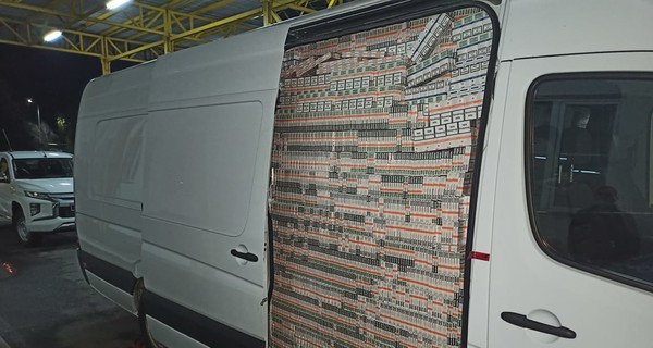 У границы с Венгрией задержали микроавтобус с поддельными дипломатическими номерами и забитым сигаретами салоном