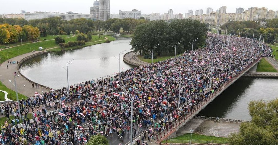 50-й день протестов в Беларуси: в Минске вышли 100 тысяч человек, в Гродно людей разгоняли с выстрелами