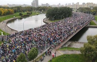50-й день протестов в Беларуси: в Минске вышли 100 тысяч человек, в Гродно людей разгоняли с выстрелами