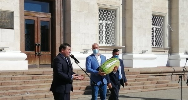 Подаренный Шмыгалю 28-килограммовый арбуз съели на заседании Кабмина