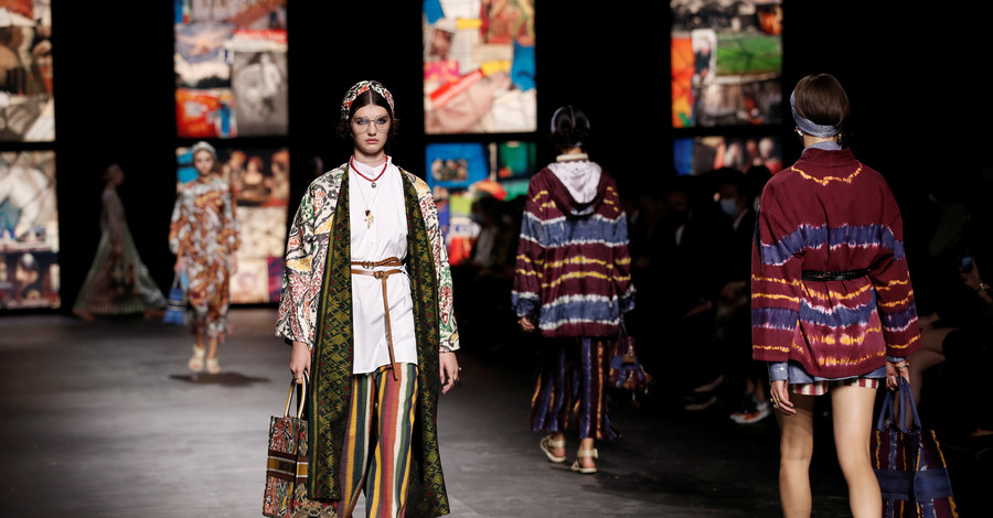 Яркие полосы и легкие платья: показ Dior открыл Неделю моды в Париже
