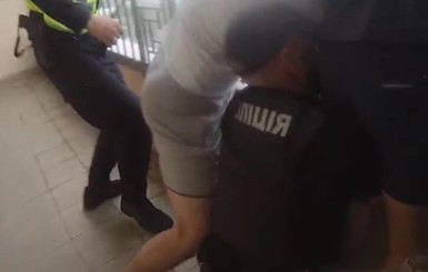 В Киеве патрульный на лету поймал женщину, которая прыгнула с балкона 15 этажа