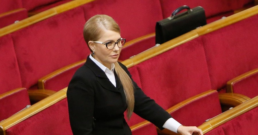 Юлия Тимошенко в черно-белом образе впервые пришла в Раду после болезни