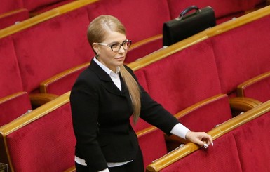 Юлия Тимошенко в черно-белом образе впервые пришла в Раду после болезни