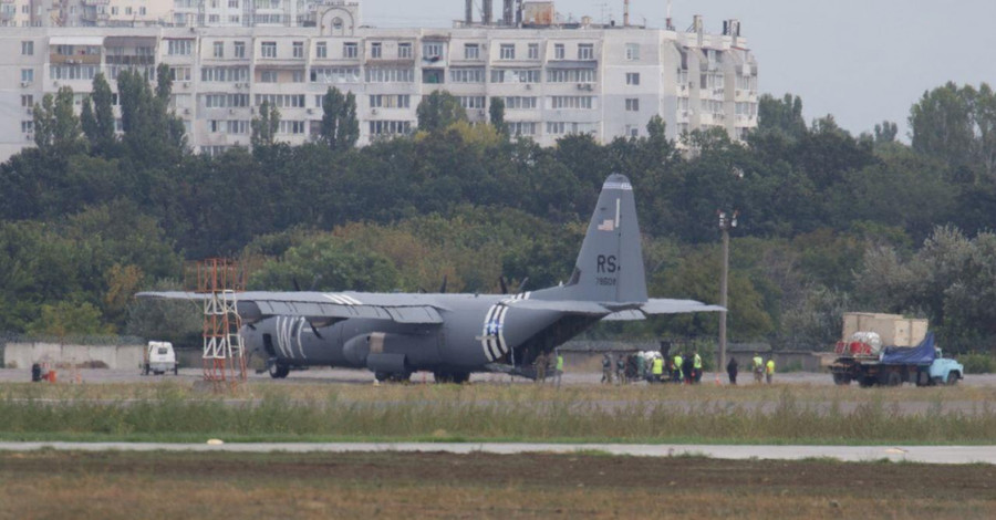 В Одессе экстренно сел военный самолет США: отказал двигатель