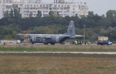 В Одессе экстренно сел военный самолет США: отказал двигатель