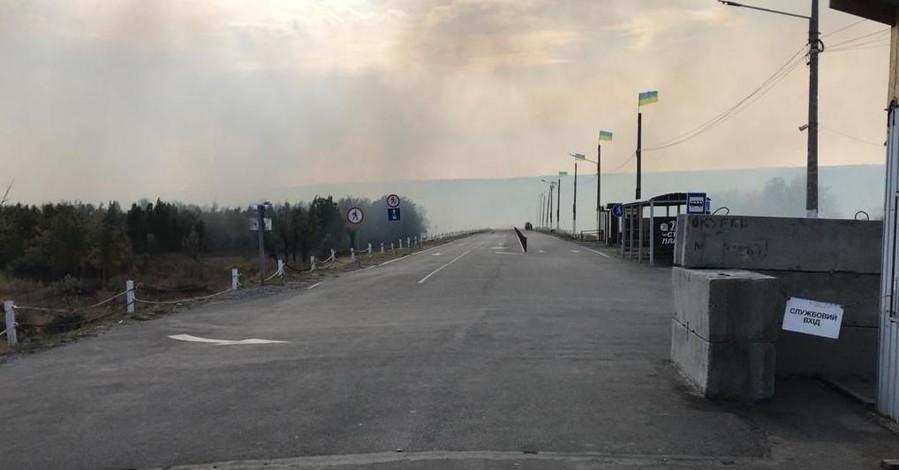Луганские пожары: блокпосты закрыты, на нейтралке детонируют боеприпасы