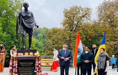 В Киеве открыли памятник Махатме Ганди и 