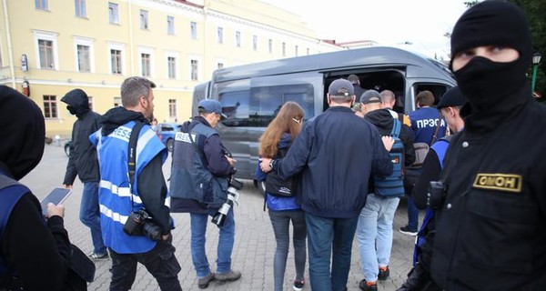 Беларусь лишила аккредитации всех зарубежных журналистов: в МИД страны заявили об изменении правил
