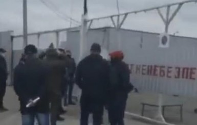 На нефтебазе под Киевом заявили об опасности взрыва из-за рейдеров