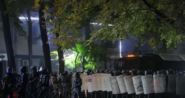 В Бишкеке грузовик наехал на толпу протестующих