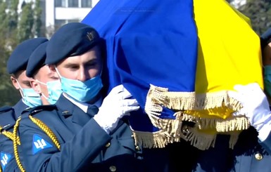 Во время прощания с жертвами Ан-26 в Харькове показали моменты из жизни каждого погибшего