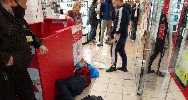 В Запорожье посетитель пронес в магазин молоток и напал на продавщицу