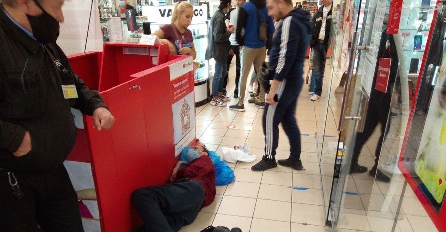 В Запорожье посетитель пронес в магазин молоток и напал на продавщицу