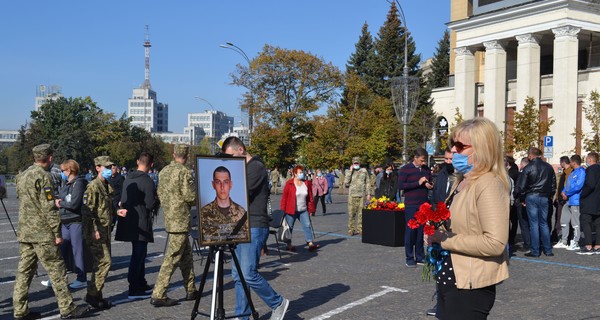 Запомните его имя, это был хороший мальчик: в Харькове попрощались с экипажем Ан-26 и курсантами