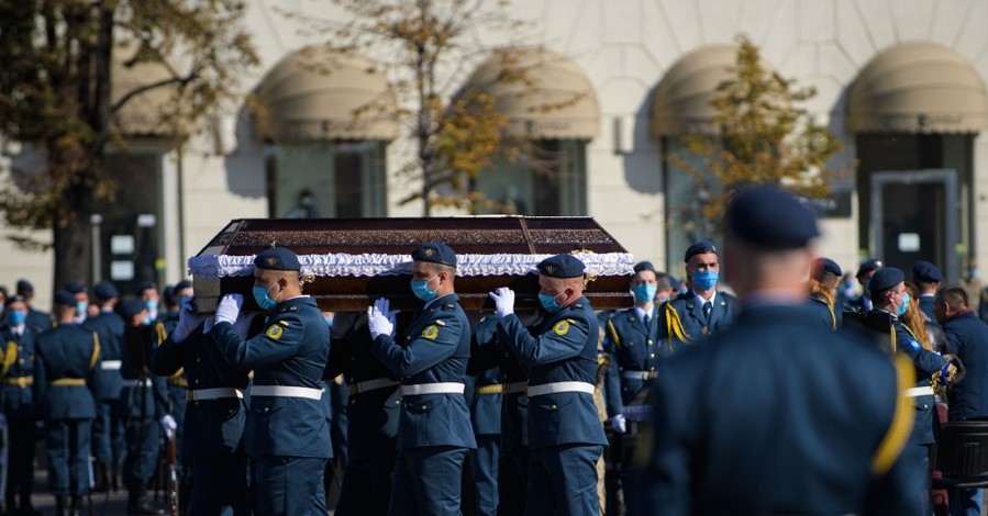 Зеленский наградил медалями погибших в авиакатастрофе Ан-26 и одного выжившего курсанта 
