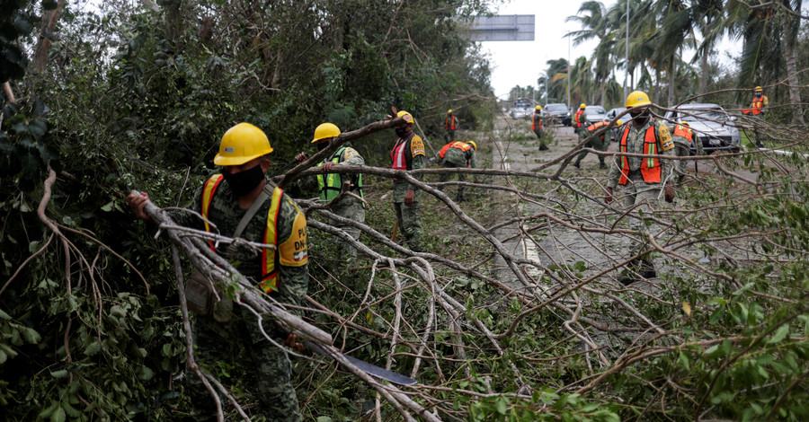 В Мексике ураган Дельта повалил деревья и разрушил здания