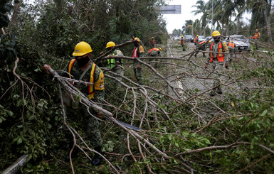 В Мексике ураган Дельта повалил деревья и разрушил здания
