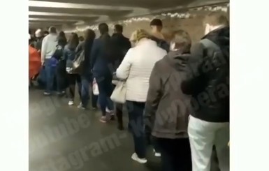 В сети обсуждают огромную очередь на маршрутку в Киеве: Это издевательство над людьми!  