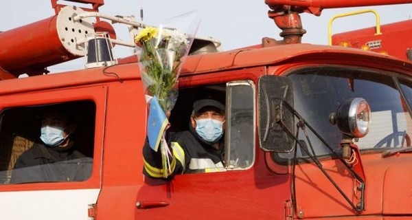 Спасателей вывели из зоны пожаров на Луганщине: люди встречали их цветами и аплодисментами