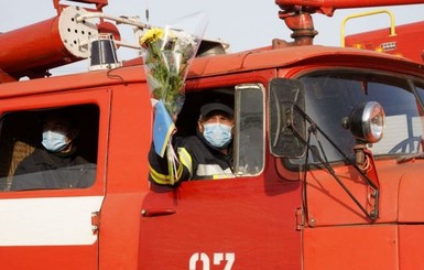 Спасателей вывели из зоны пожаров на Луганщине: люди встречали их цветами и аплодисментами