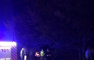 На Прикарпатье автомобиль с людьми упал в обрыв: есть погибшие