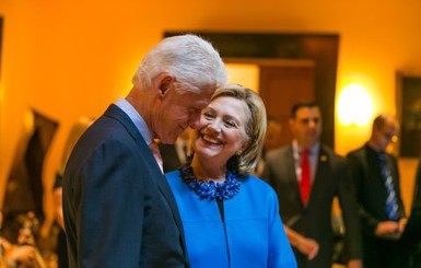 Билл и Хиллари Клинтон поздравили друг друга с 45-летием свадьбы